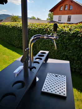 Zapfi Deluxe Bollerwagen mit Zapfanlage und Stehtisch für mobile Bierfeste